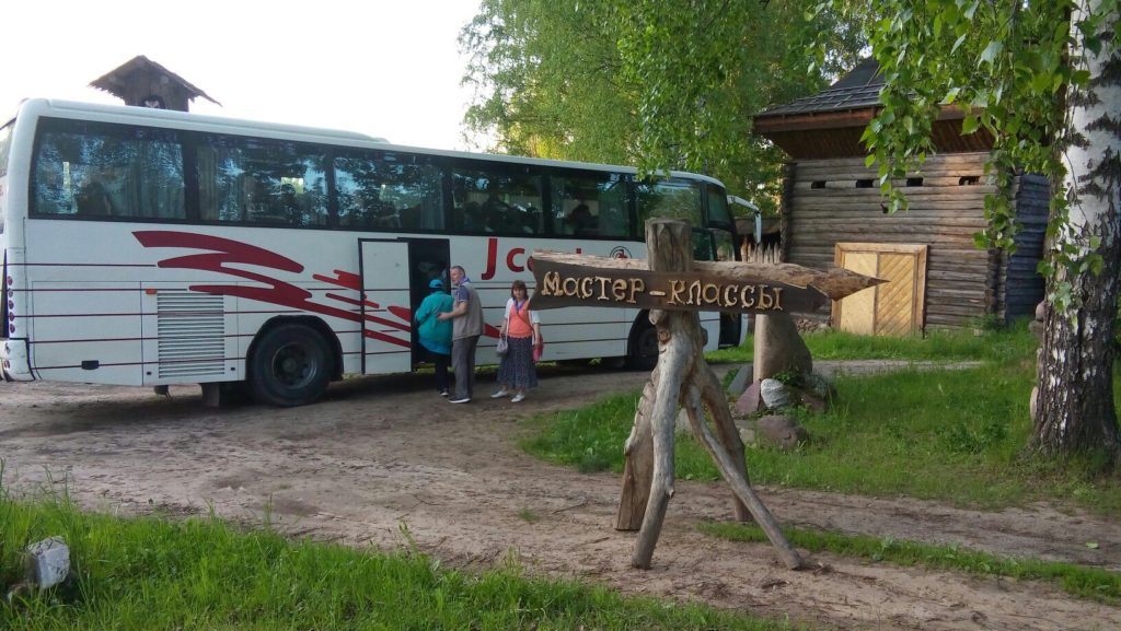 Класс детей с родителями приехал на мастер-классы
